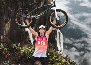 Ciclista Daniel Dhers visitó el Salto Ángel (+Publicación)