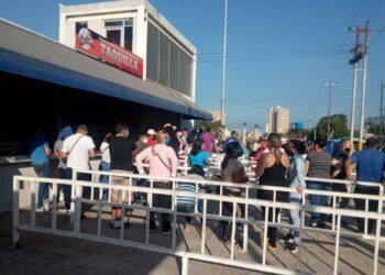 Cientos de aficionados hicieron colas para adquirir boletos de la final de la LVBP