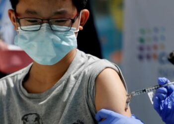 Estados Unidos registra récord diario de hospitalización de menores por COVID-19