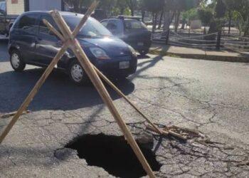 Gente teme que hueco cerca de Gobernación de Anzoátegui cause un accidente (+Fotos)