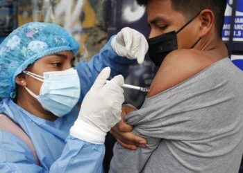 Perú confirma tercera ola de Covid-19, mientras la variante ómicron acelera los contagios