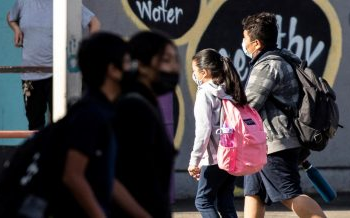 EE.UU. registra récord diario de hospitalización de menores por Covid-19