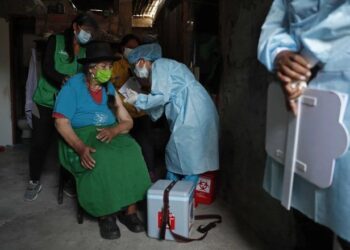 Minsa: Perú aplicó la dosis de refuerzo al 60 % de su población mayor de 60 años