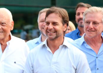 Luis Lacalle Pou atiende zonas afectadas por incendios en Uruguay