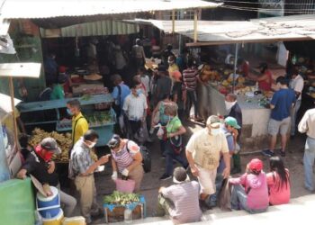 Consumidores: comercios no quieren regirse por la tasa oficial del dólar ni por la paralela