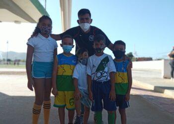 Niños de El Esfuerzo hacen deporte a través del futsal