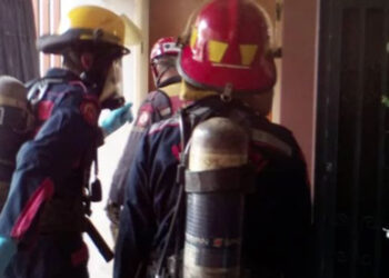 Hallan a niño de 3 años junto a los cuerpos de sus padres