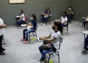 Perú planea que los niños regresen al colegio tras más de dos años sin clases