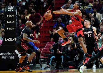 Raptors gana 124-120 a Heat luego de tres tiempos extra