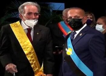 Manuel Rosales condecoró a Gilberto Correa en el Día de la Zulianidad