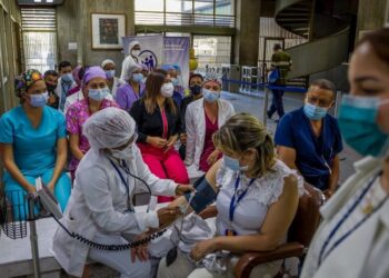 815 trabajadores de la salud han muerto por COVID-19