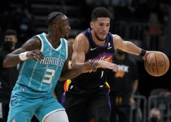Suns arrolló a Hornets en Charlotte