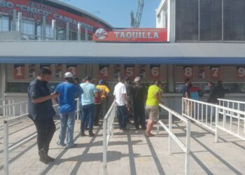 Aficionados compran boletos para asistir al primer juego de la final de la LVBP (+Fotos)