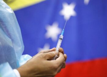 Infectólogo criticó falta de información sobre vacunas de refuerzo anticovid