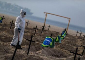 Los casos de ómicron caen bruscamente en América, pero aún suben las muertes