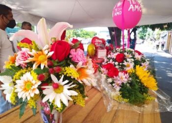 Algunos anzoatiguenses no dejaron de comprar flores a pesar de los altos costos