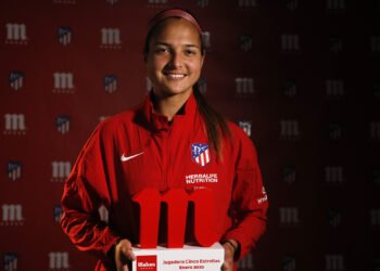 Deyna Castellanos recibió el premio “Jugadora Cinco Estrellas” de enero en Atlético de Madrid