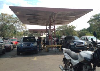 Varias bombas de Barcelona registraron colas de vehículos este lunes