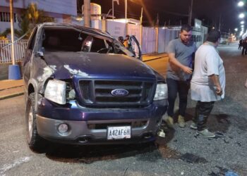 Chofer salió herido al estrellar camioneta contra un poste