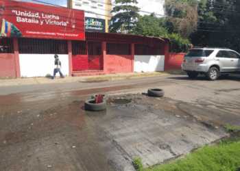 Cloacas colapsan calles y casas de Barrio Sucre