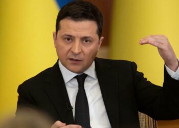 Zelenski dice que Rusia tomó el aeródromo cerca de Kiev