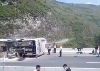 Seis personas murieron en vuelco de autobús que llevaba venezolanos de Colombia a Ecuador