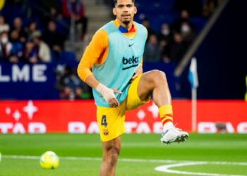 Ronald Araújo se lesionó y es duda frente a Napoli