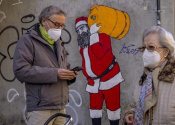 España acabará con el mandato de usar máscaras al aire libre