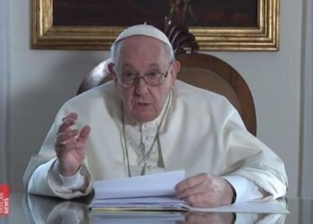 Papa Francisco aboga por diálogo en crisis de Ucrania y dice que guerra es una locura