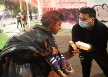 Mauro Rosero regaló alimentos a colombianos en situación de calle
