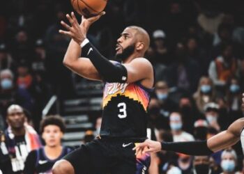 Phoenix venció a Brooklyn en duelo de candidatos al título de la NBA
