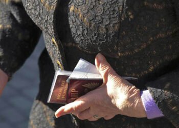 Civiles en el este de Ucrania evacúan ante temor de un conflicto armado