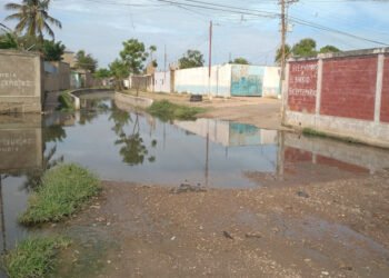 Vecinos de la calle Esperanza de 29 de Marzo viven entre aguas de cloacas