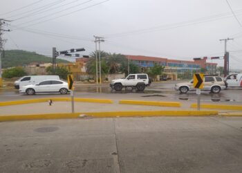 Ciudadanos denuncian desbordamiento  de cloacas en la avenida Costanera