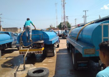 Cisterneros cobran, mínimo, $1 por recargar un tambor de agua potable en Barcelona