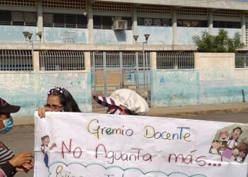 Docentes regionales aún esperan que ministerio les pague primera quincena