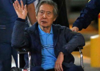 Tribunal peruano prohíbe salir del Perú a expresidente Fujimori