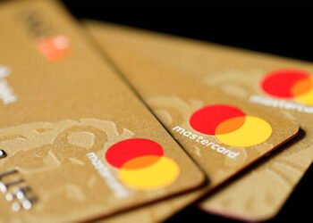 Visa y Mastercard suspenden sus operaciones en Rusia