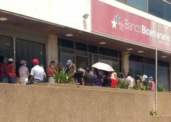 Pensionados abarrotaron los bancos de Puerto La Cruz para cobrar una parte del retroactivo