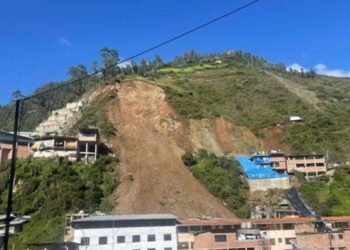 Autoridades buscan entre 15 y 20 desaparecidos en zona de derrumbe en Perú
