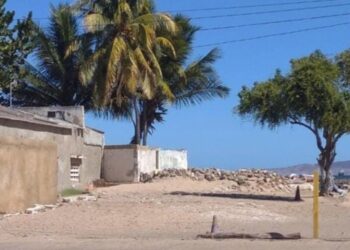 Seis familias siguen viviendo ilegalmente en playa Cangrejo de Lechería