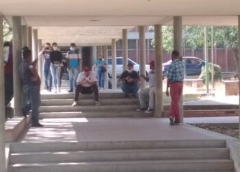 Rechazan reducción de cláusulas económicas para la administración pública