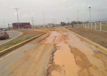 Conductores se quejan del mal estado de la vía en la entrada del aeropuerto