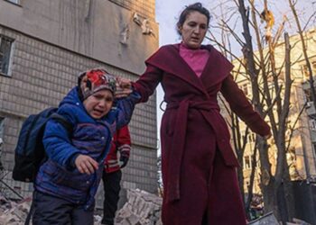 Rusia bombardeó un teatro de Mariúpol que servía de refugio