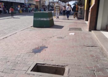 Cerca de 36 alcantarillas están sin tapa en bulevar 5 de Julio