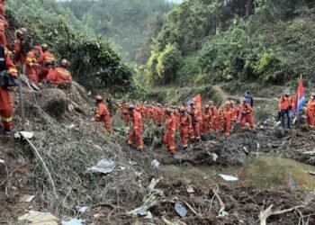 Rescatistas recuperaron una de las cajas negras del avión siniestrado en China