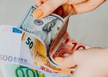 En medio de la guerra entre Ucrania y Rusia, precio del euro bajó