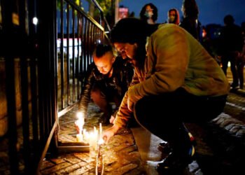 Seguidores de Taylor Hawkins lo homenajean en emotiva despedida en Bogotá