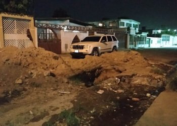 En la calle El Pozo de La Caraqueña piden cerrar un hueco que mantiene restringido el tránsito