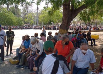 Jubilados hicieron cola en la gobernación para retirar bolsas de comida